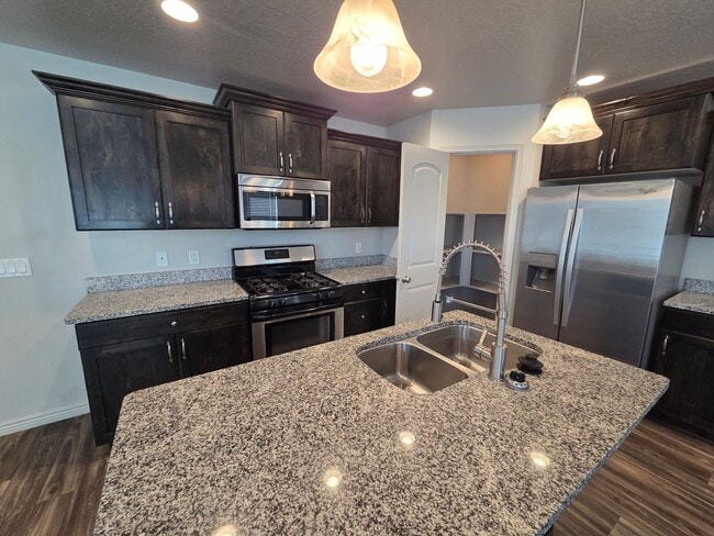 Building Photo - Spacious 4 Bedroom Home!