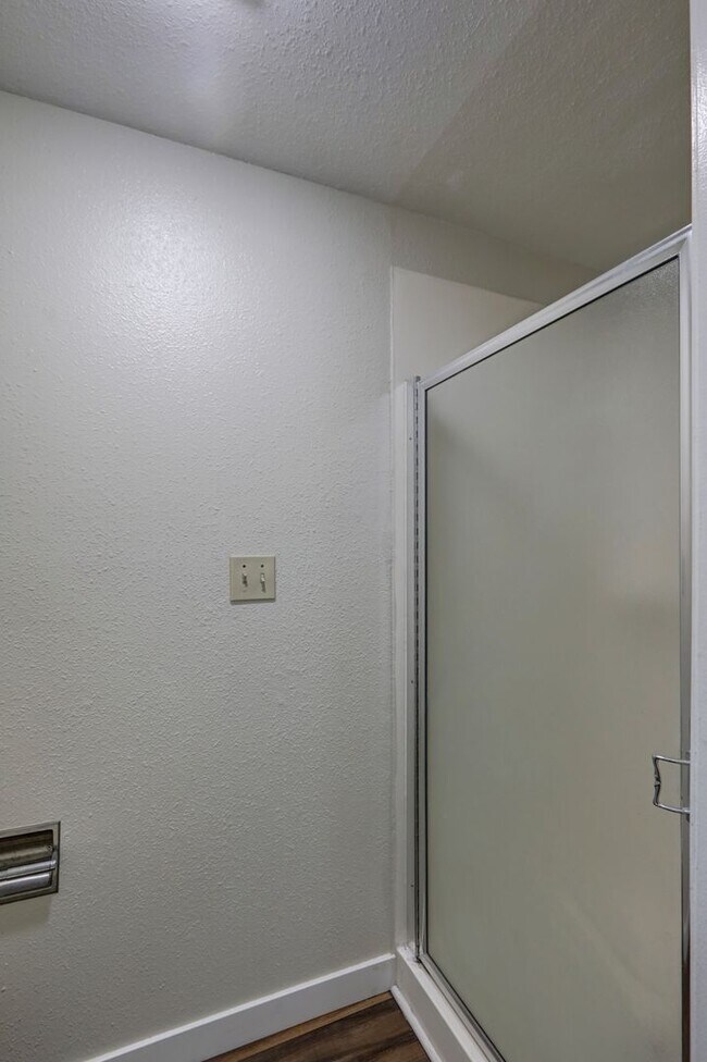Building Photo - Superb Two Bedroom Renton Condo!  Great Lo...