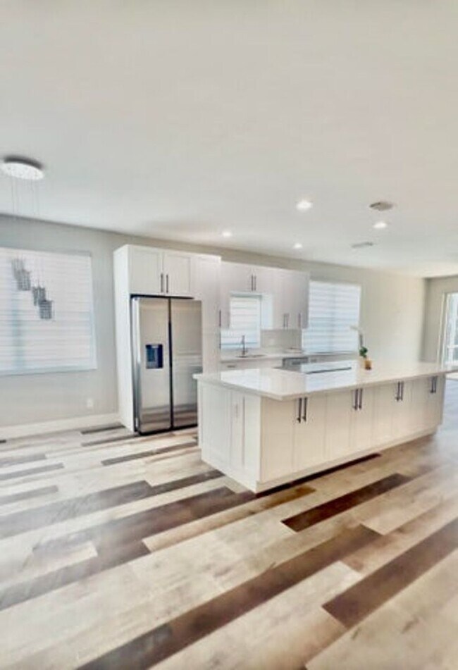 Building Photo - 4907 Pelican Manor