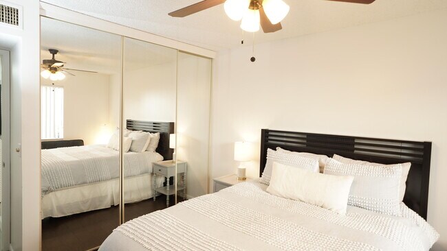 Building Photo - 100 Pelican Pointe Dr