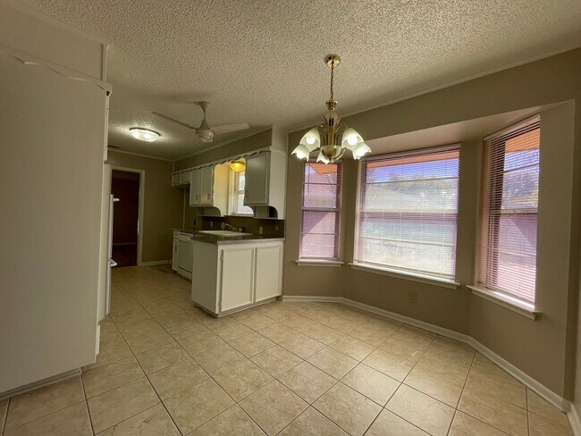 Building Photo - COMING SOON 3 BEDROOM 2.5 BATH SPACIOUS HO...