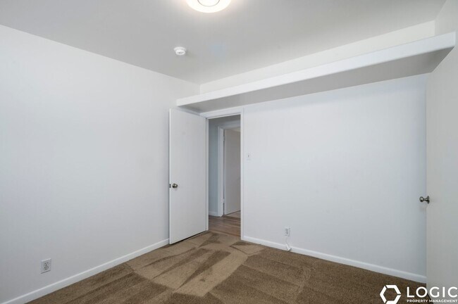 Building Photo - 6809 S Meadow Downs Way