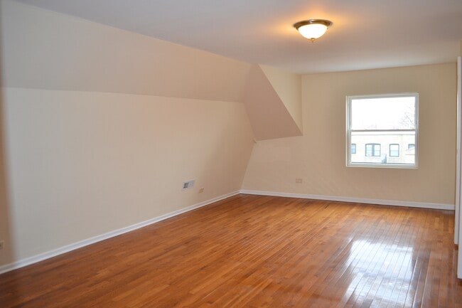 Building Photo - 2050 W North Ave