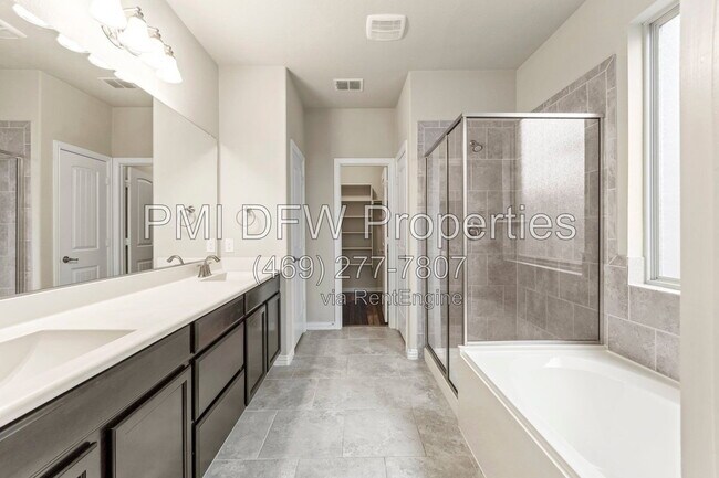 Building Photo - 1624 Medina Ln
