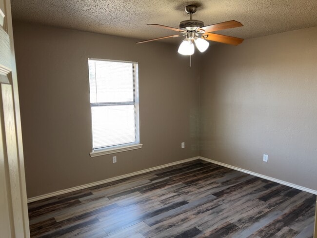 Building Photo - 302 E 17th St