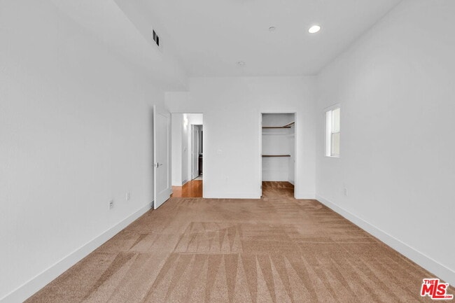 Building Photo - 4211 Redwood Ave