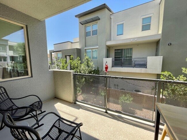 Building Photo - Beautiful Fully Furnished Condo in Affinit...
