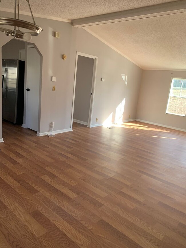 Building Photo - 3 Bedroom 2 Bath Home