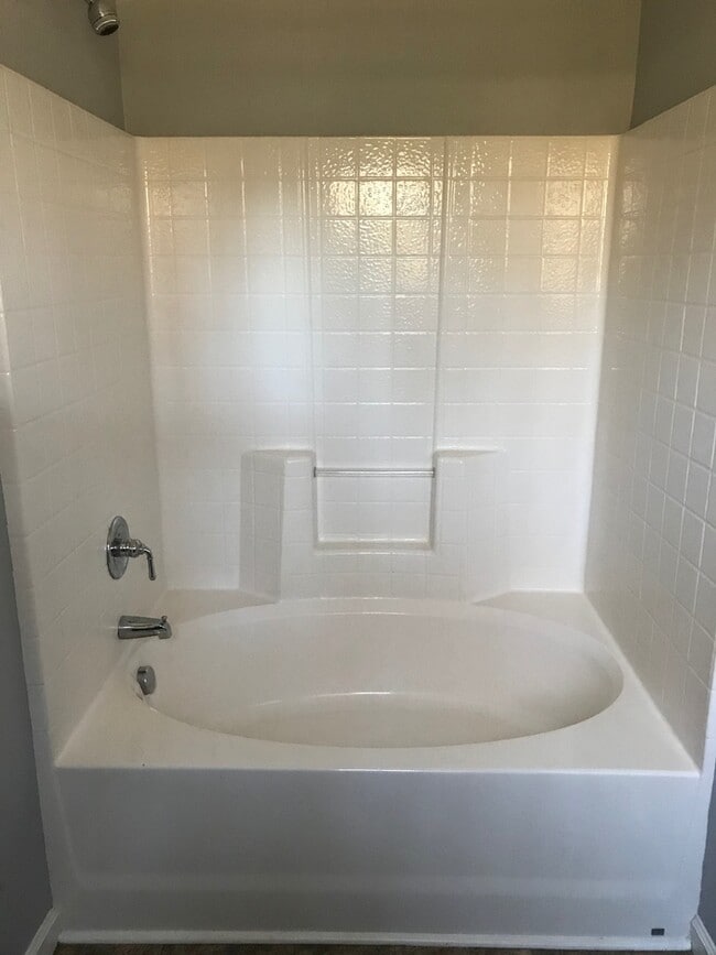 Building Photo - 4 bedroom, 2.5 bath centrally located in T...