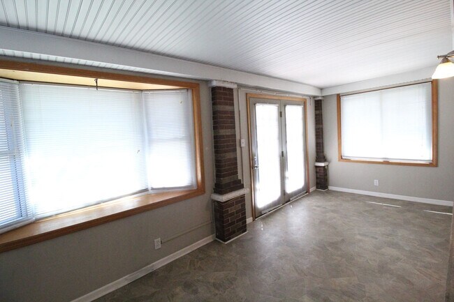 Building Photo - 1+ Bedroom 1 Bath Apartment in Midtown