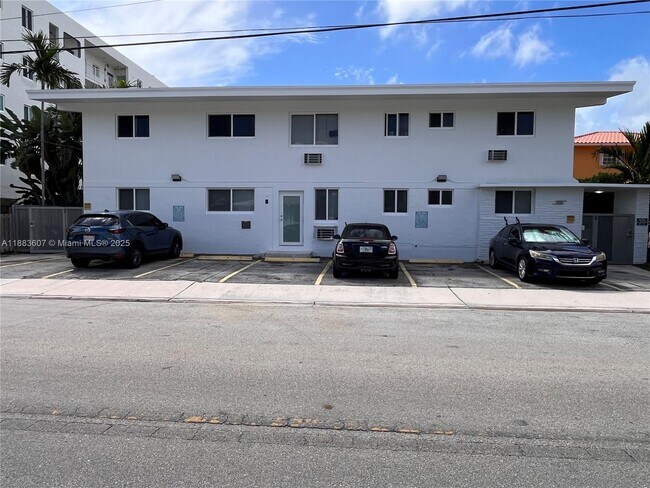Building Photo - 1750 S Treasure Dr