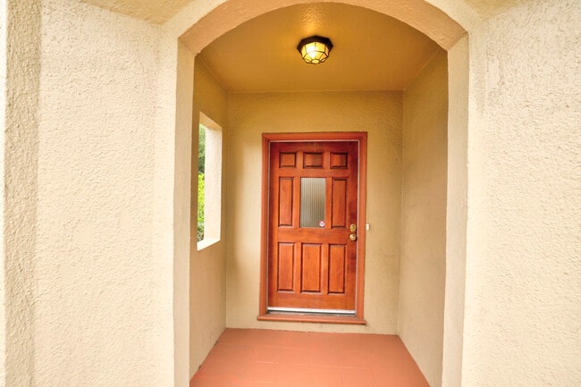 Building Photo - 733 Grosvenor Pl