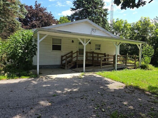 Building Photo - 3 bedroom home Eau Claire