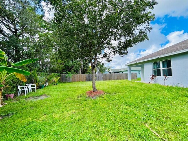 Building Photo - 518 SW Natalie Terrace