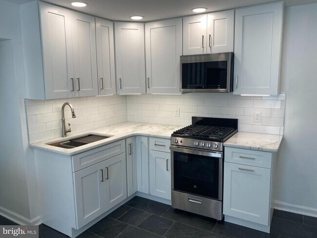 Building Photo - 1216 S 11th St