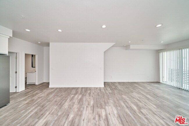 Building Photo - 605 1/2 W 41st Pl