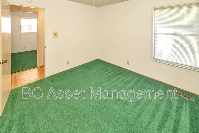 Building Photo - 2901 Doidge Ave