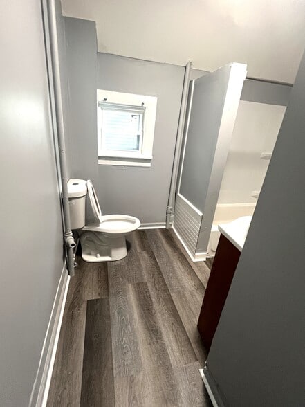 Building Photo - 423 E 16th St