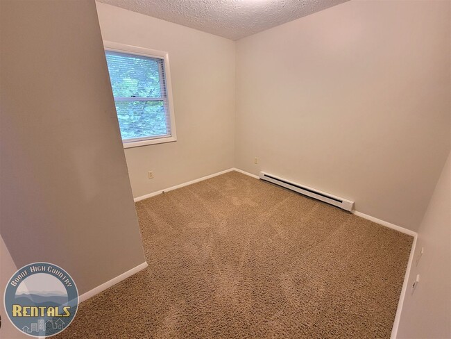 Building Photo - 4bd Upper Unit In Duplex Right Off New Market And Close To ASU