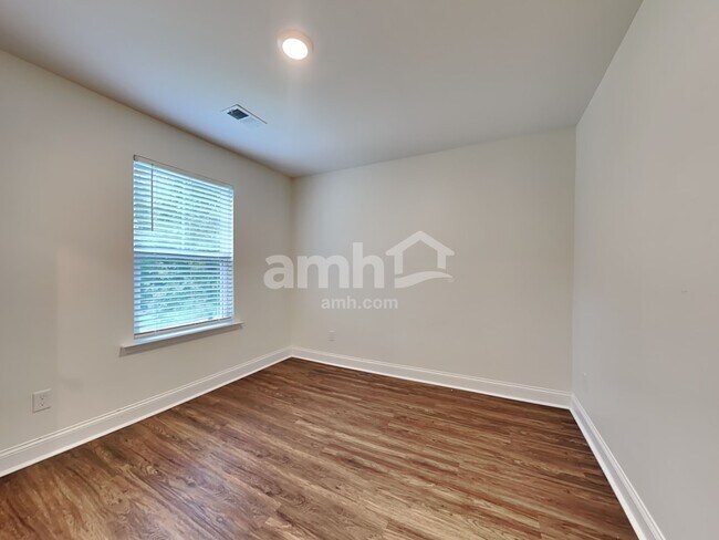 Building Photo - 215 Swan Dr