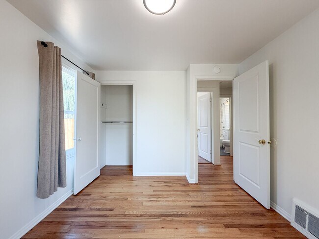 Building Photo - 6119 N Braeburn Dr