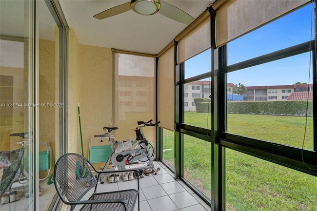 Building Photo - 9410 N Hollybrook Lake Dr