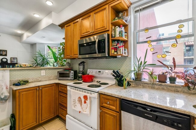 Building Photo - Well-maintained 2-bedroom, 1-bath bi-level apartment | Washington Square West