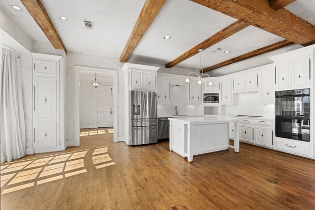 Building Photo - Elegant Living Minutes from the Medical Ce...