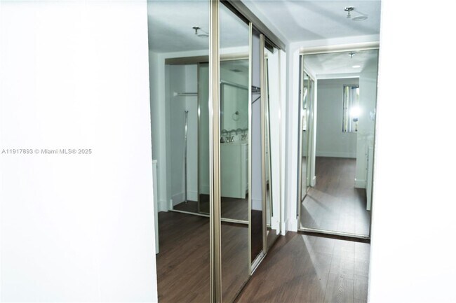 Building Photo - 105 Lake Emerald Dr