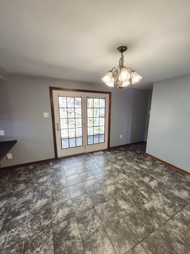 Building Photo - 976 Snow Mountain Rd