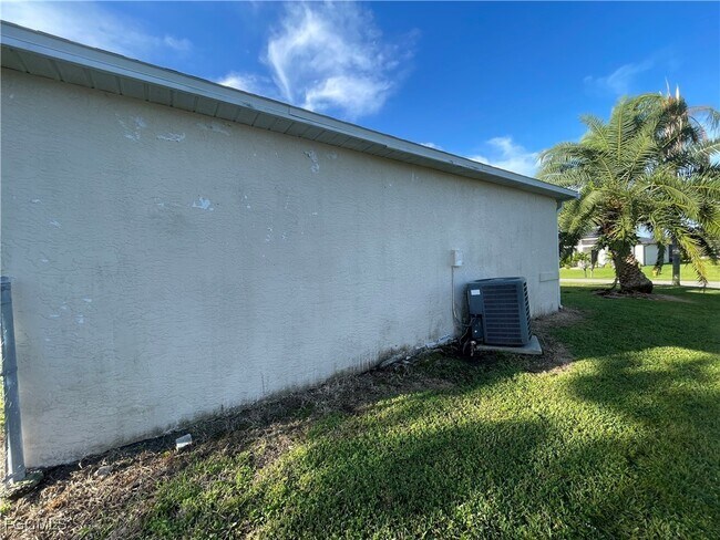 Building Photo - 1409 SW 11th Pl