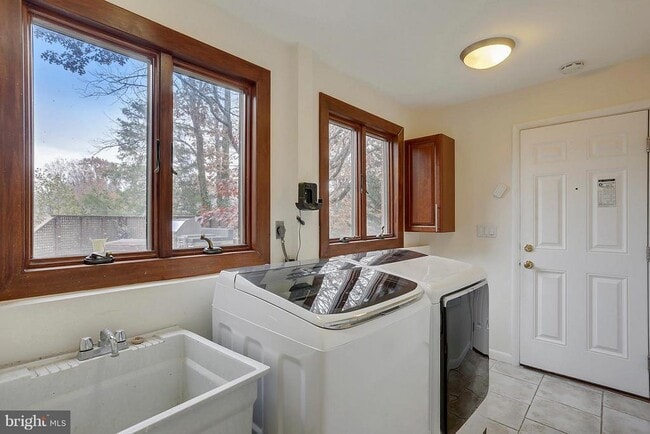 Building Photo - 9801 Clydesdale St