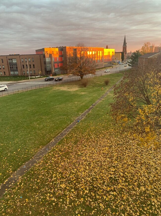 Building Photo - Spacious 4-Bedroom Townhome – Newly Renova...