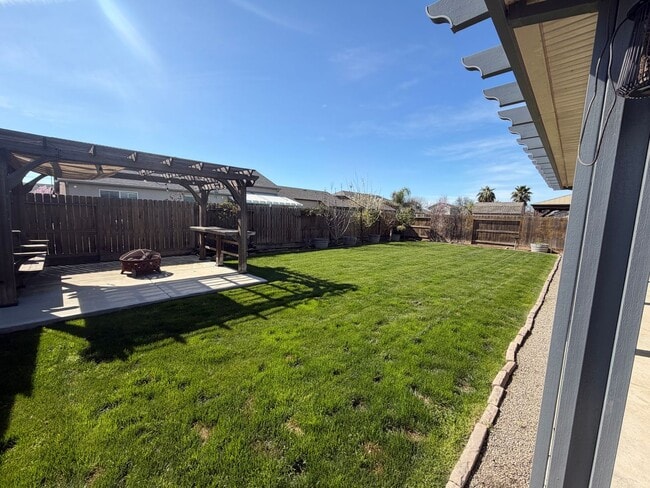 Building Photo - Adorable 3 Bedroom, 2 Bathroom Home in a Quiet North Hanford Neighborhood