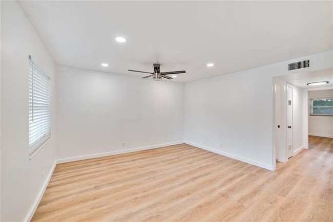 Building Photo - 4413 W Rogers Ave