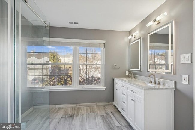 Building Photo - 28 Victoria Cir