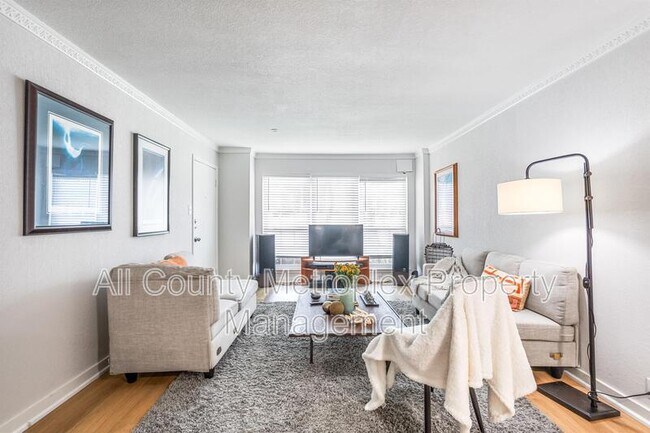 Building Photo - 7924 Royal Ln