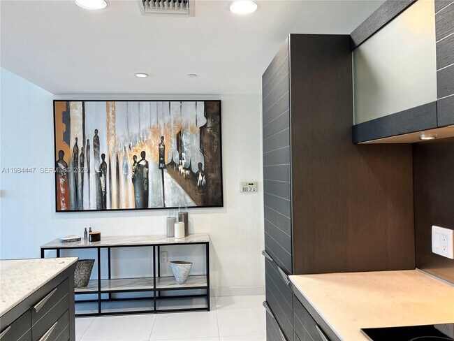 Building Photo - 200 Biscayne Blvd Way