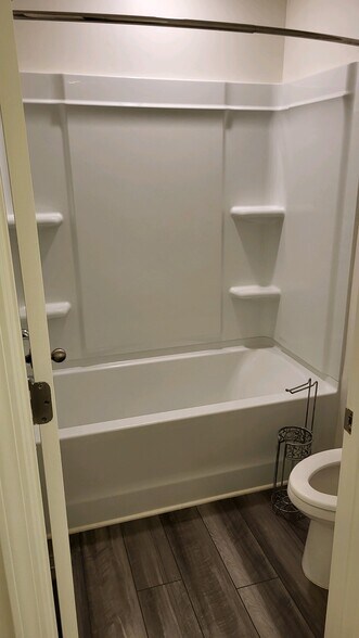 Guest Bathroom tub/shower - 3405 Walker Dr
