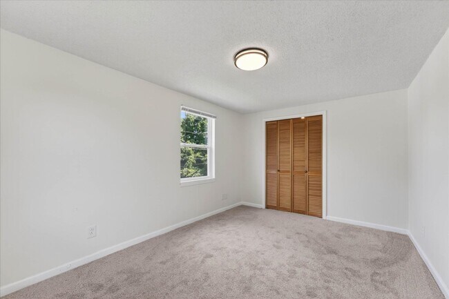 Building Photo - Pet Friendly Three Bedroom!