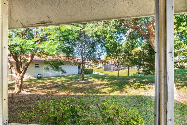 Building Photo - 9977 Three Lakes Cir