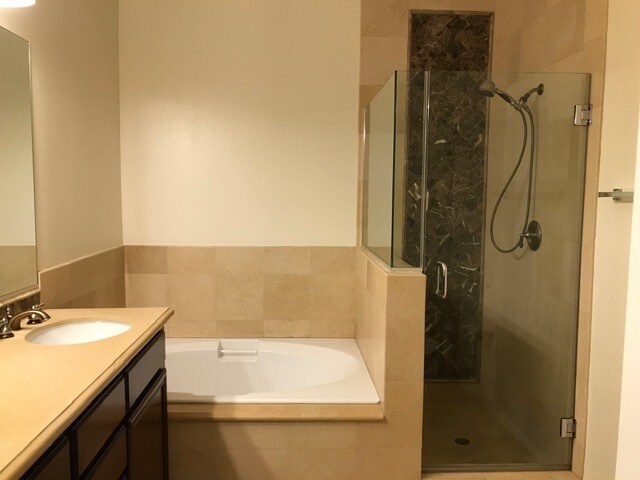 Building Photo - 10715 Camarillo St