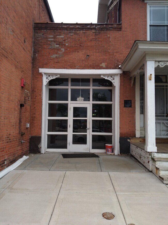 Building Photo - 427 Brady St