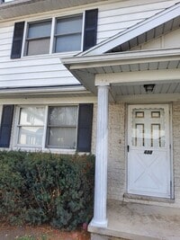 Building Photo - Comfort & Convenience! Exeter 2BR Home with Private Parking