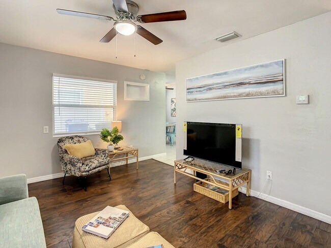 Building Photo - Available Today! Centrally Located St Pete House Furnished for Rent!