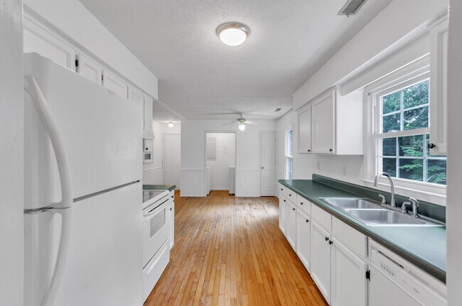 Building Photo - 517 Laurel Tree Ln