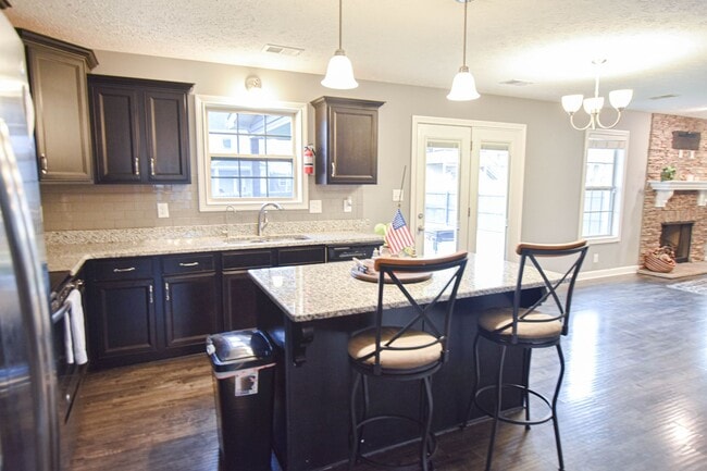 Building Photo - Pet Friendly Four Bedroom!