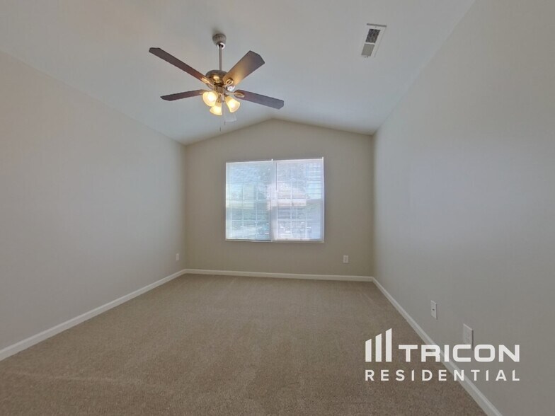 Building Photo - 5819 Hewitt Dr