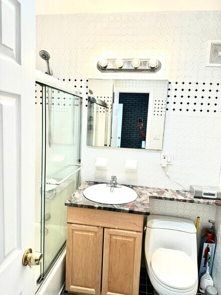 2nd level full bathroom - 1155 Welling Ct