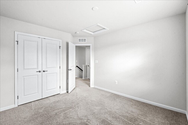 Building Photo - Elegant Townhome Close to I-95 and Downtow...